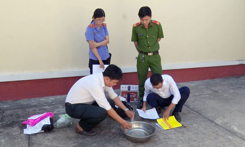 Lực lượng chức năng tiêu hủy ma túy.