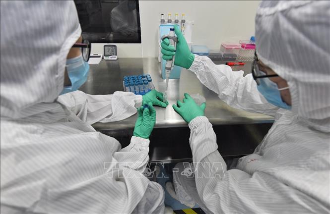 Thêm nhiều khu vực tại Trung Quốc hạ mức ứng phó khẩn cấp với dịch COVID-19 Thử nghiệm bộ dụng cụ xét nghiệm axit nucleic tại một công ty chế phẩm vi sinh ở thành phố Thành Đô, tỉnh Tứ Xuyên, Trung Quốc ngày 24-2-2020. Ảnh: THX/TTXVN