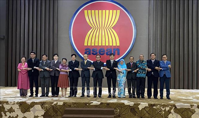 Các đại diện thường trực tại ASEAN và Đại sứ ba nước Đối tác trong khuôn khổ ASEAN+3 (Trung Quốc, Nhật Bản và Hàn Quốc) chụp ảnh lưu niệm. Ảnh: Hữu Chiến - P/v TTXVN tại ASEAN