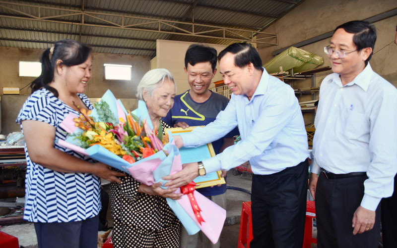 Phó bí thư Thường trực Tỉnh ủy Trần Ngọc Tam trao thư khen và quà của Tỉnh ủy cho bà Nguyễn Thị Hưởn. Ảnh: Hữu Hiệp