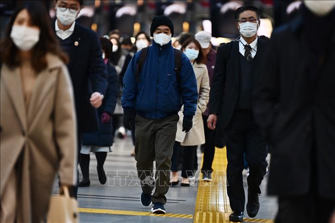 Người dân đeo khẩu trang để phòng tránh lây nhiễm COVID-19 tại nhà ga tàu hỏa ở Tokyo, Nhật Bản, ngày 28-2-2020. Ảnh: AFP/TTXVN