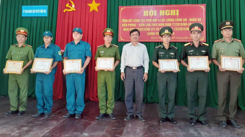 Ông Phạm Hữu Toại - Phó chủ tịch UBND huyện Bình Đại trao giấy khen cho các tập thể và cá nhân tại hội nghị.