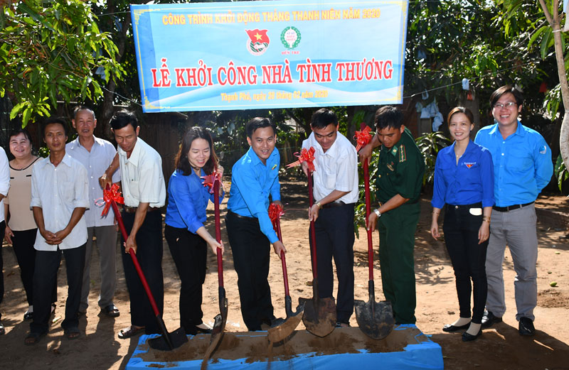 Khởi công xây nhà tình thương cho thanh niên ở xã Thạnh Phong, huyện Thạnh Phú.