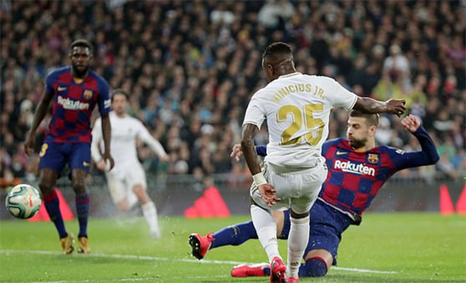 Vinicius đưa bóng chạm chân Pique vào lưới