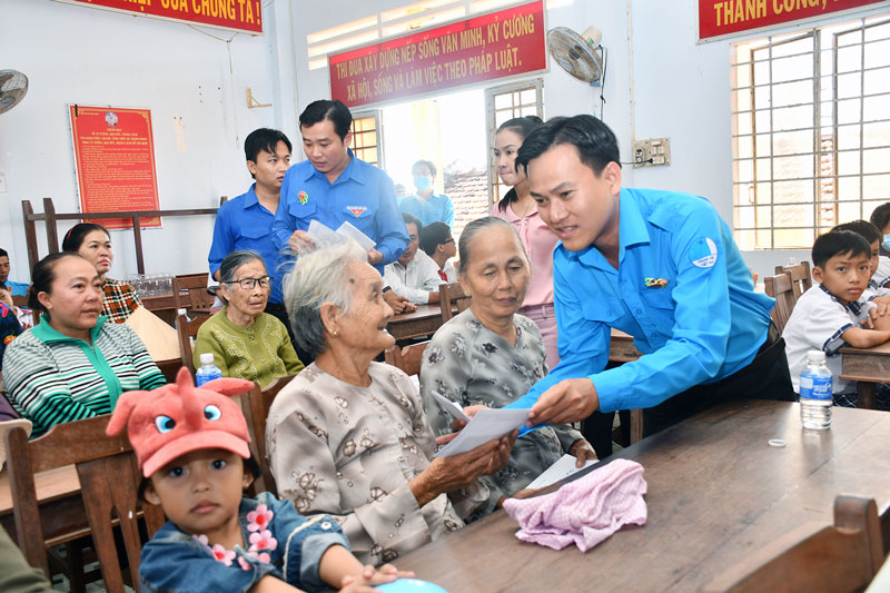 Trao quà cho gia đình chính sách, hộ nghèo.