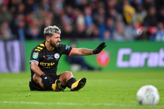 Aguero bị đau đầu gối trong trận Man City thắng Aston Villa