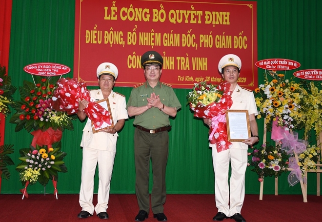 Thượng tướng Nguyễn Văn Thành chúc mừng Đại tá Vũ Hoài Bắc và Đại tá Lê Văn Tư.