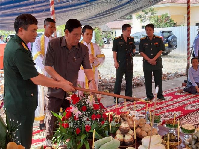 Phó Chủ tịch kiêm Tổng Thư ký Hội đồng quốc gia Mặt trận Đoàn kết Phát triển Tổ quốc Campuchia Nhem Vanly và Đại tá Nguyễn Thành Chính Tùy viên Quốc phòng Việt Nam tại Campuchia thắp hương tại lễ khởi công. Ảnh: Hùng Vũ/Pv TTXVN tại Campuchia