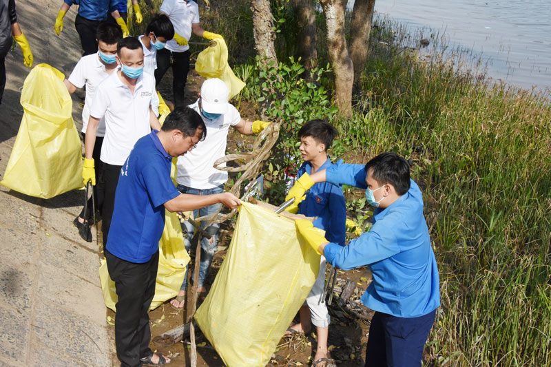 Đoàn viên, thanh niên dọn rác ven bờ sông Bến Tre.