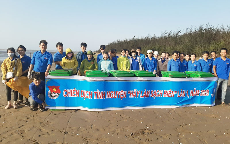 Đoàn viên, thanh niên tham gia Chiến dịch “Hãy làm sạch biển”. Ảnh: Trần Xiện