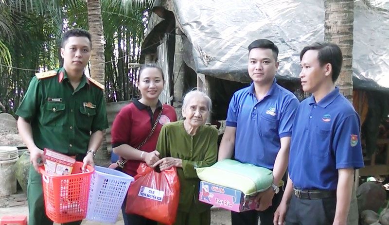 Đoàn thăm tặng sọt rác cho hộ nghèo. Ảnh: Huỳnh Lâm