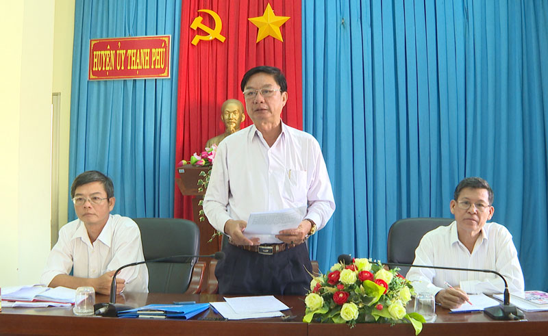 Bí thư Huyện ủy Lê Văn Khê phát biểu kết luận.
