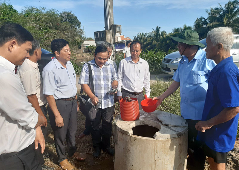 Đoàn đến khảo sát thực tế công tác phòng chống hạn mặn của người dân ấp Mỹ Lợi.