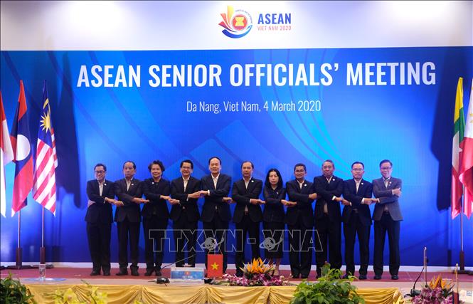 Trưởng đoàn SOM các nước ASEAN chụp ảnh tại Hội nghị. 