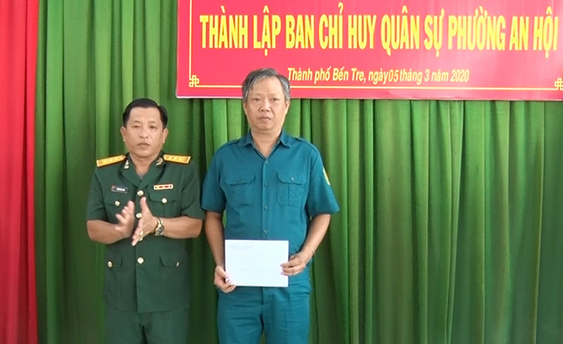 Đồng chí Phạm Minh Châu - Chỉ huy trưởng Ban Chỉ huy quân sự TP. Bến Tre trao quyết định thành lập Ban chỉ huy quân sự phường An Hội cho ông Trần Khánh Hưng. Ảnh: Hồng Quốc