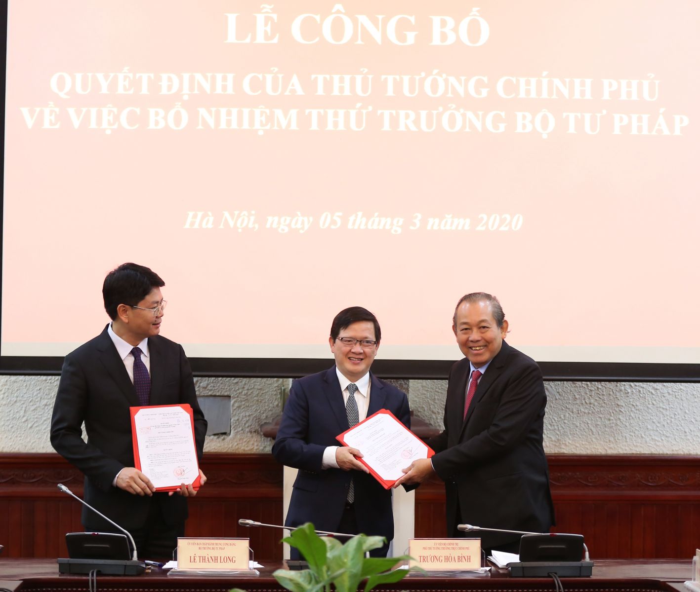Phó thủ tướng Thường trực Chính phủ trao Quyết định bổ nhiệm 2 Thứ trưởng Bộ Tư pháp Phó thủ tướng Trương Hòa Bình trao quyết định bổ nhiệm cho 2 tân Thứ trưởng Bộ Tư pháp. Ảnh: VGP/Lê Sơn