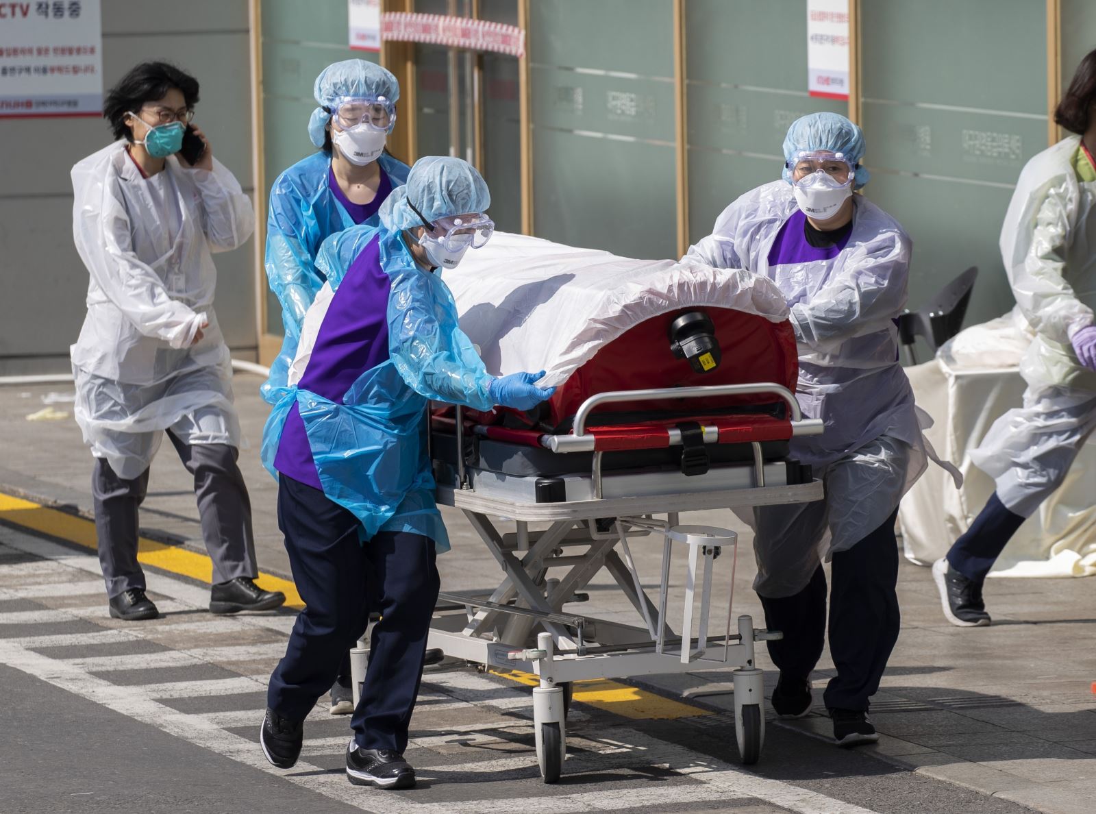 Nhân viên y tế chuyển bệnh nhân nhiễm COVID-19 tới bệnh viện ở Daegu, Hàn Quốc, ngày 4-3-2020. Ảnh: THX/TTXVN