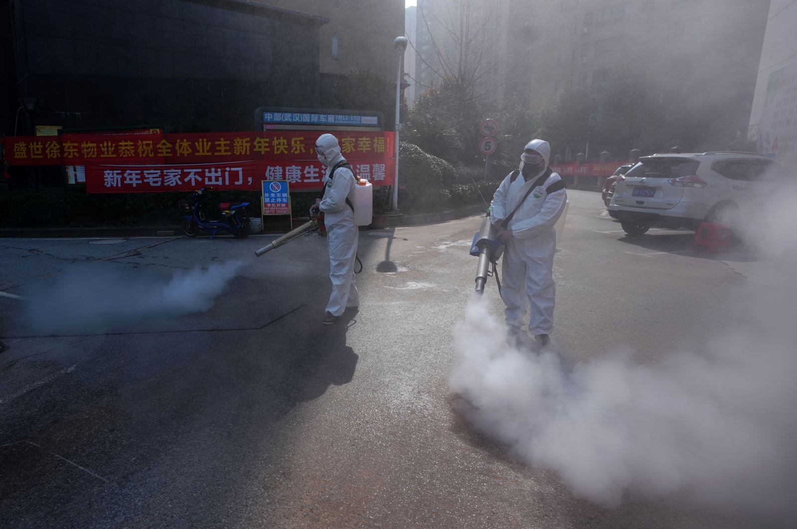 Phun thuốc khử trùng nhằm ngăn chặn sự lây lan của COVID-19 tại Vũ Hán, tỉnh Hồ Bắc, Trung Quốc, ngày 5-3-2020. Ảnh: THX/ TTXVN