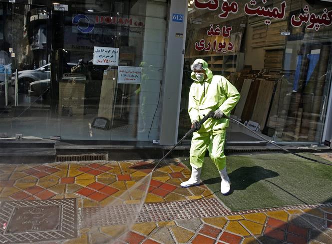 Phun thuốc khử trùng nhằm ngăn ngừa dịch bệnh COVID-19 lây lan tại Tehran, Iran ngày 5-3-2020. Ảnh: AFP/TTXVN