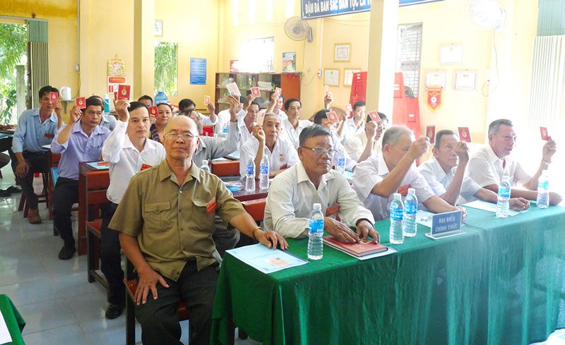 Giồng Trôm tập trung chuẩn bị Đại hội Đảng các cấp Đảng viên dự Đại hội Chi bộ ấp Bình An, xã Châu Bình. Ảnh: Hoàng Minh