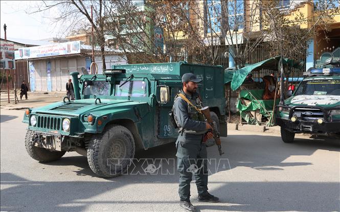 Nhân viên an ninh Afghanistan gác tại hiện trường vụ tấn công ở thủ đô Kabul làm ít nhất 27 người thiệt mạng và 55 người bị thương, ngày 6-3-2020. Ảnh: THX/TTXVN
