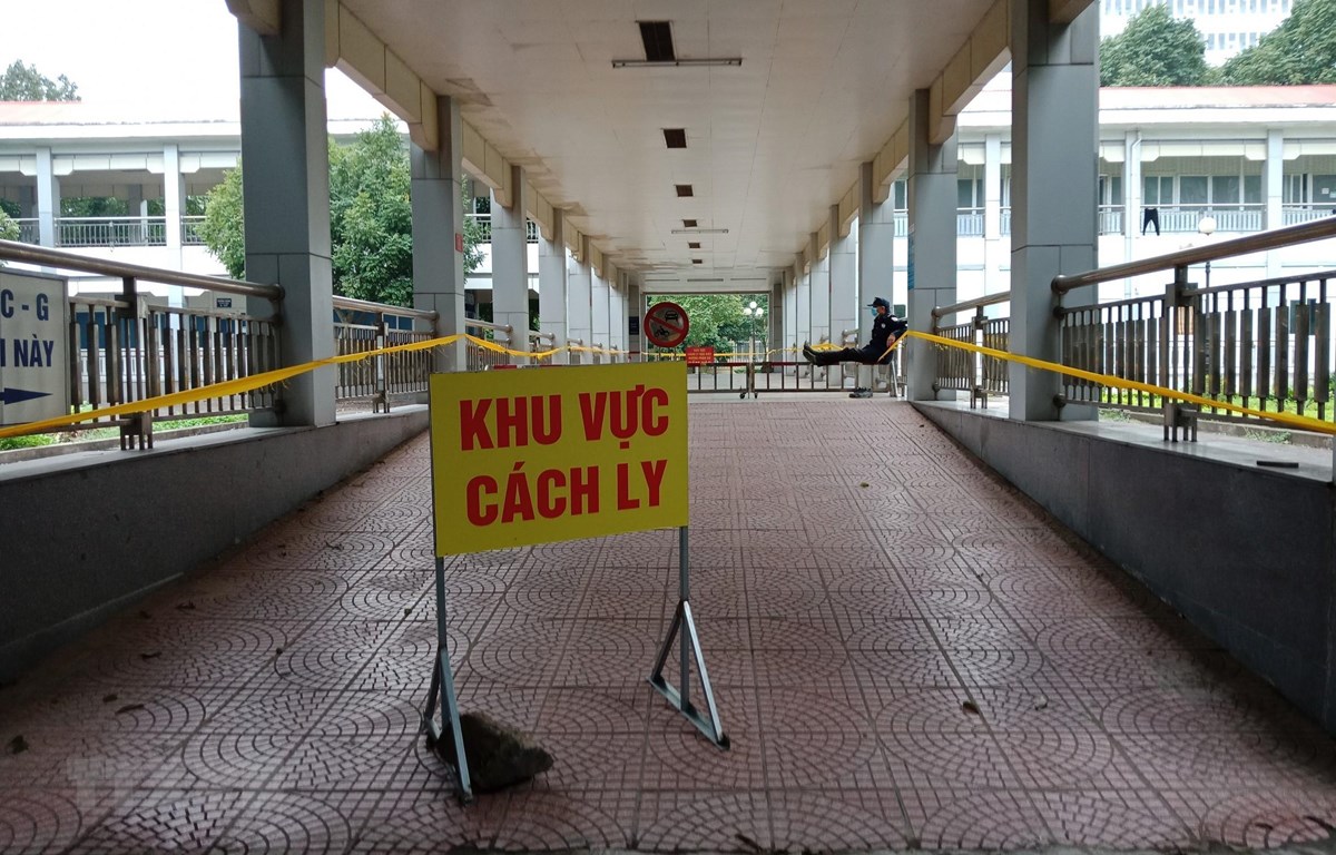 Khu vực cách ly bệnh nhân nghi mắc COVID-19 được bố trí biệt lập tại một bệnh viện. Ảnh: Đức Phương/TTXVN