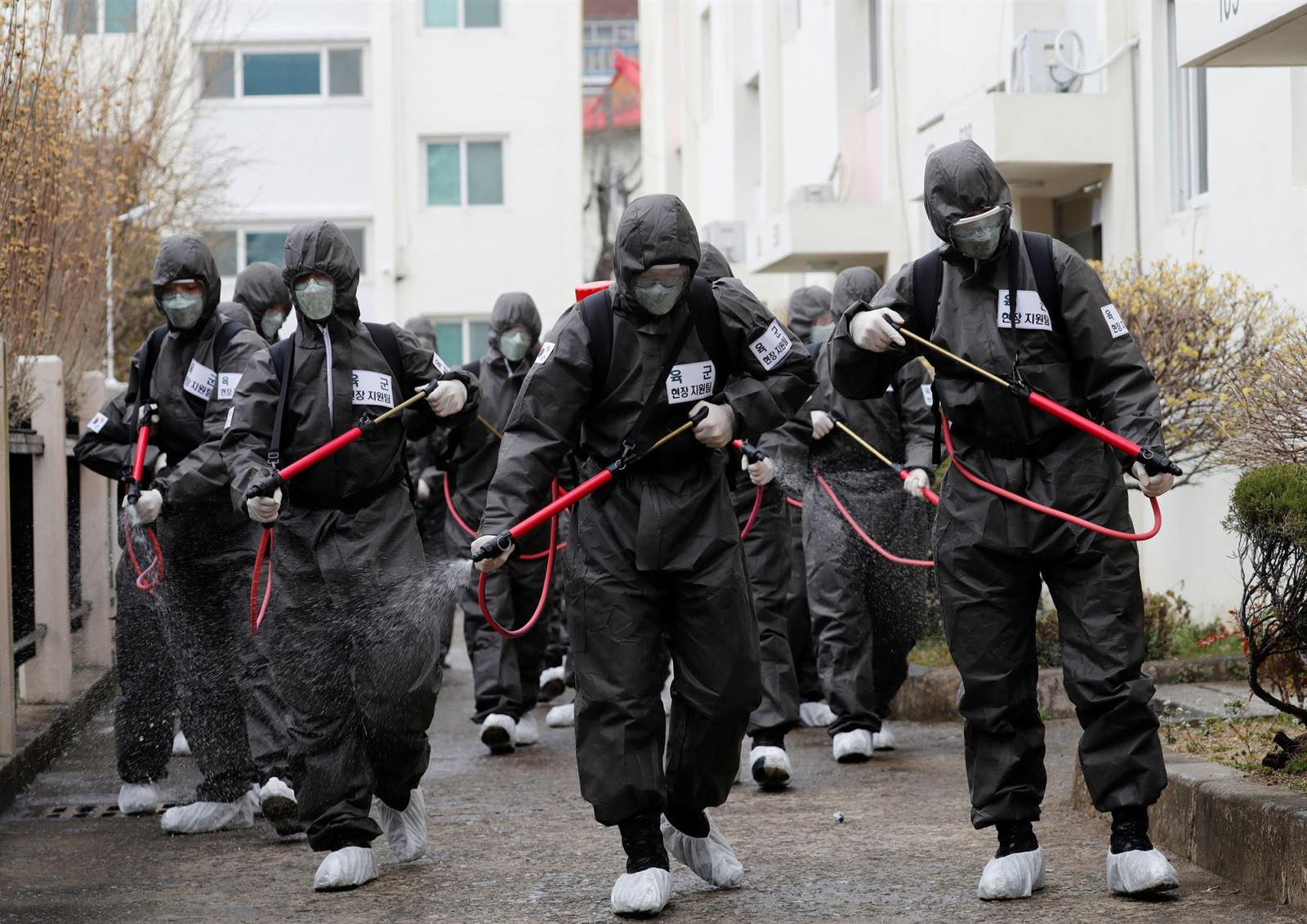 Quân đội Hàn Quốc phun khử trùng một khu căn hộ đang bị cách ly ở Daegu ngày 10-3-2020. Ảnh: Reuters