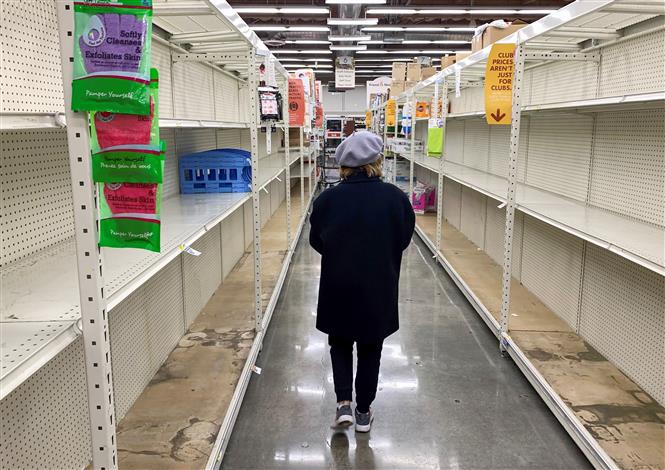 Kệ hàng hóa trống trơn trong cửa hàng tạp hóa ở Glendale, California, Mỹ ngày 7-3-2020, trong bối cảnh dịch COVID-19 lan rộng. Ảnh: AFP/ TTXVN