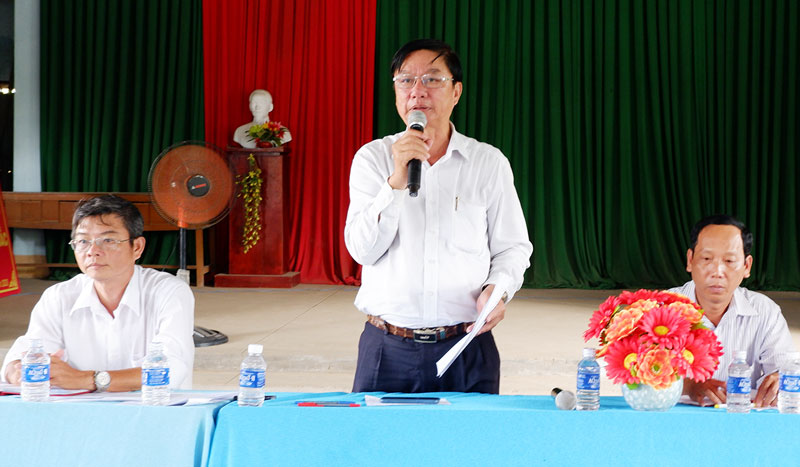 Bí thư Huyện ủy Lê Văn Khê phát biểu tại buổi kiểm tra.