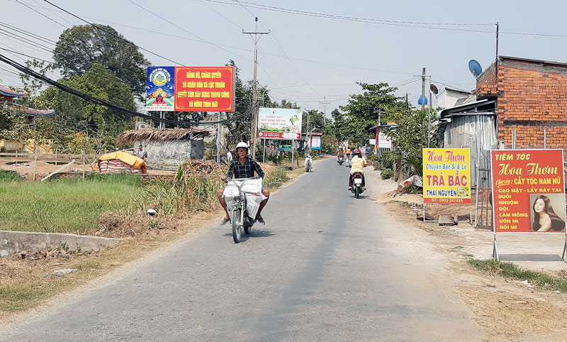 Đường về xã Lộc Thuận.