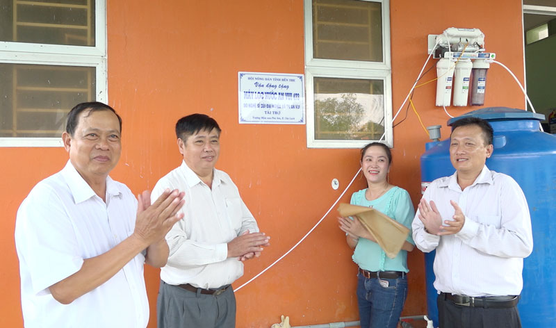 Ông Lao Văn Trường - Chủ tịch Hội Nông dân tỉnh (thứ 2, từ trái sang) thực hiện nghi thức trao tặng máy lọc nước cho Trường Mầm non Phú Sơn.