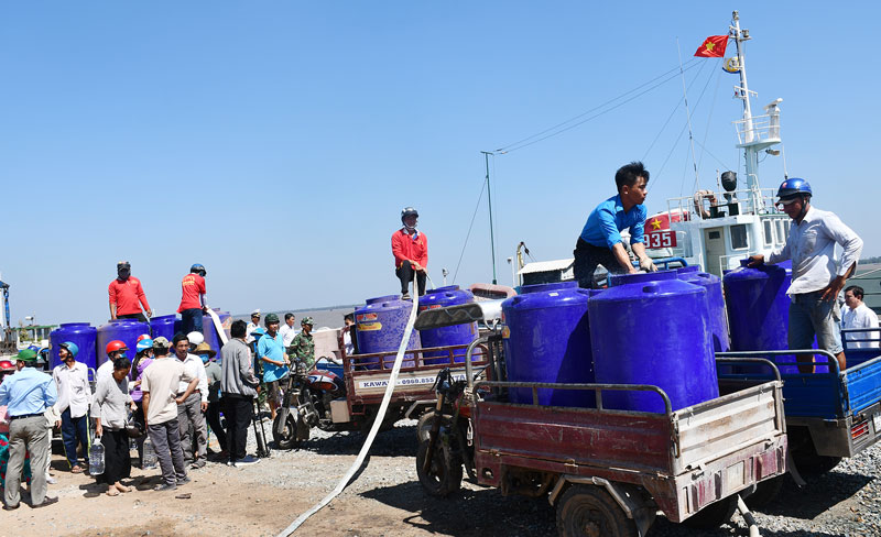 Trao bồn chứa nước và cấp nước ngọt cho hộ nghèo tại Thạnh Phú. Ảnh: H. Hiệp