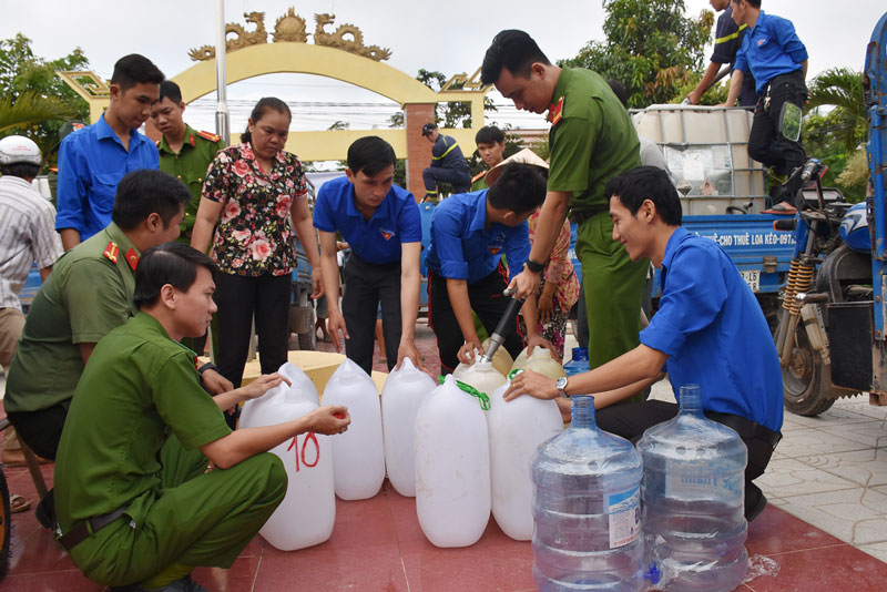 Đoàn thanh niên đang cấp nước ngọt cho người dân. Ảnh: Hải Đăng