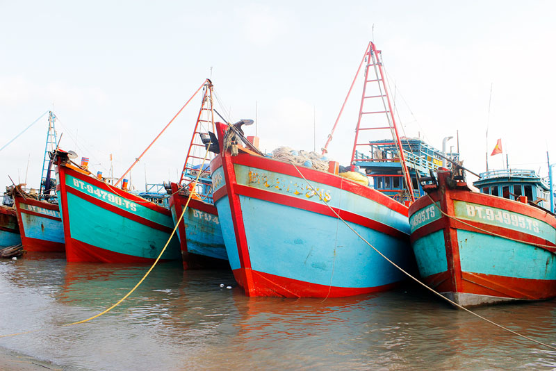 Tàu cá của ngư dân xã Bình Thắng tham gia bảo vệ chủ quyền an ninh biên giới biển.