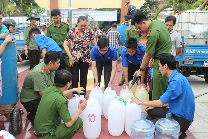 Đoàn viên, thanh niên hỗ trợ vận chuyển, tặng nước ngọt cho người dân. Ảnh: Phạm Lộc