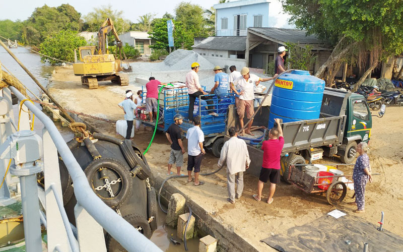 Người dân lấy nước sạch từ tàu Nam Phát. Ảnh: Sơn Tùng