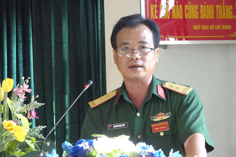 Trung tá Nguyễn Ngọc Sơn - Chỉ huy trưởng Ban Chỉ huy Quân sự huyện phát biểu khai giảng khóa tập huấn.