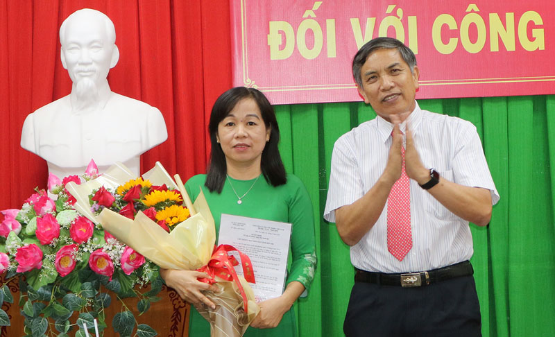 Chủ tịch UBND tỉnh Cao Văn Trọng trao quyết định bà La Thị Thúy làm Giám đốc Sở Giáo dục và Đào tạo.