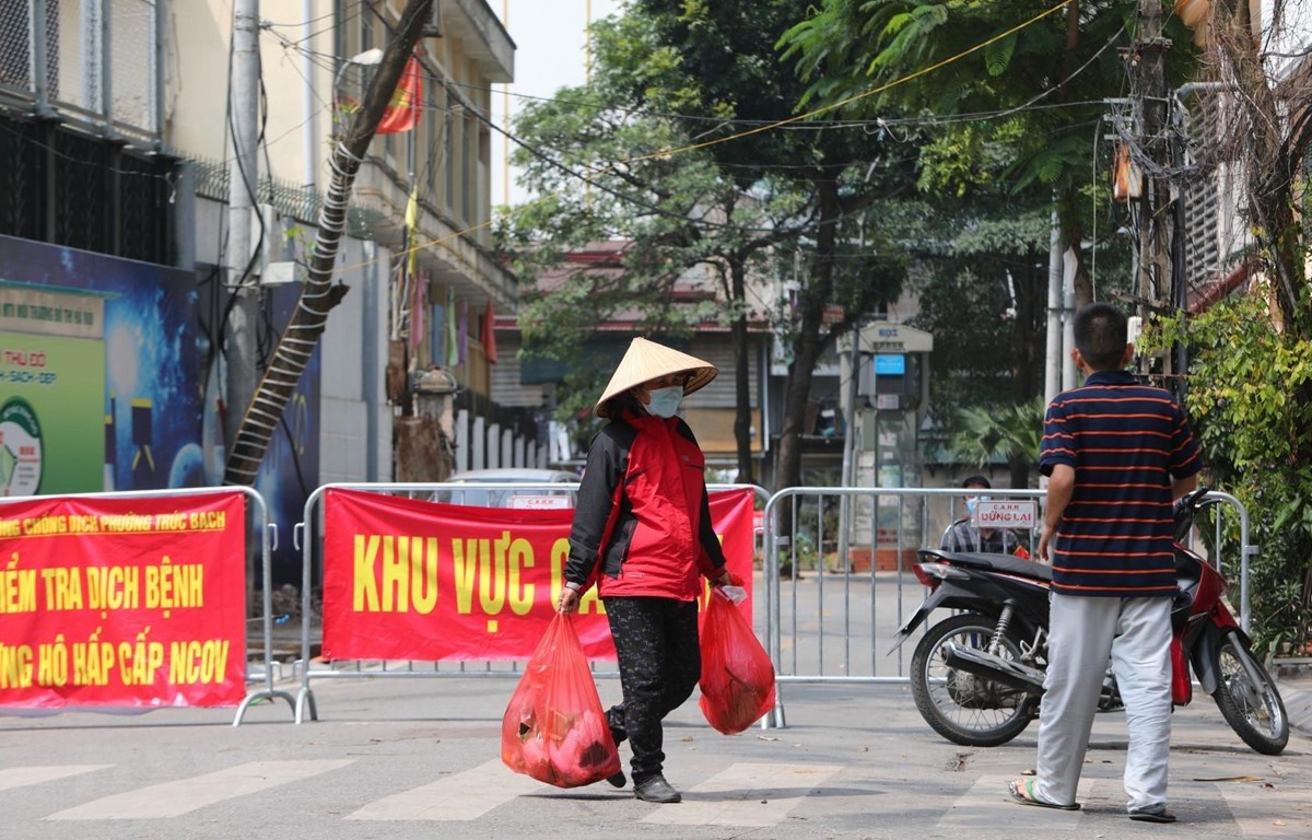 Cơ quan chức năng lắp đặt chốt kiểm soát để phòng chống bệnh COVID-19. Ảnh: Thành Đạt/TTXVN