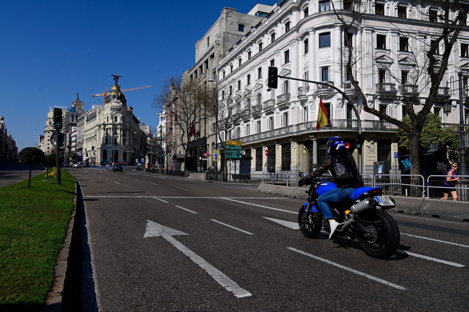 Cảnh vắng vẻ tại một con phố ở Madrid, Tây Ban Nha ngày 14/3/2020, sau khi chính quyền nước này ban bố tình trạng khẩn cấp quốc gia do dịch COVID-19. Ảnh: AFP/TTXVN