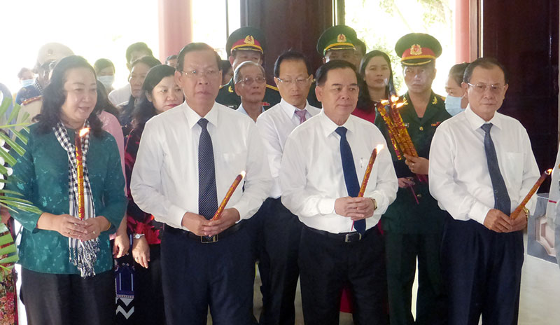 Đại biểu thắp hương tưởng niệm nữ tướng Nguyễn Thị Định.
