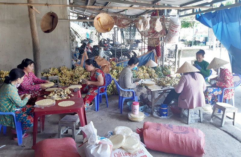 Lê Quang Rực thoát nghèo từ nghề truyền thống Cơ sở sản xuất bánh phồng chuối của anh Lê Quang Rực.