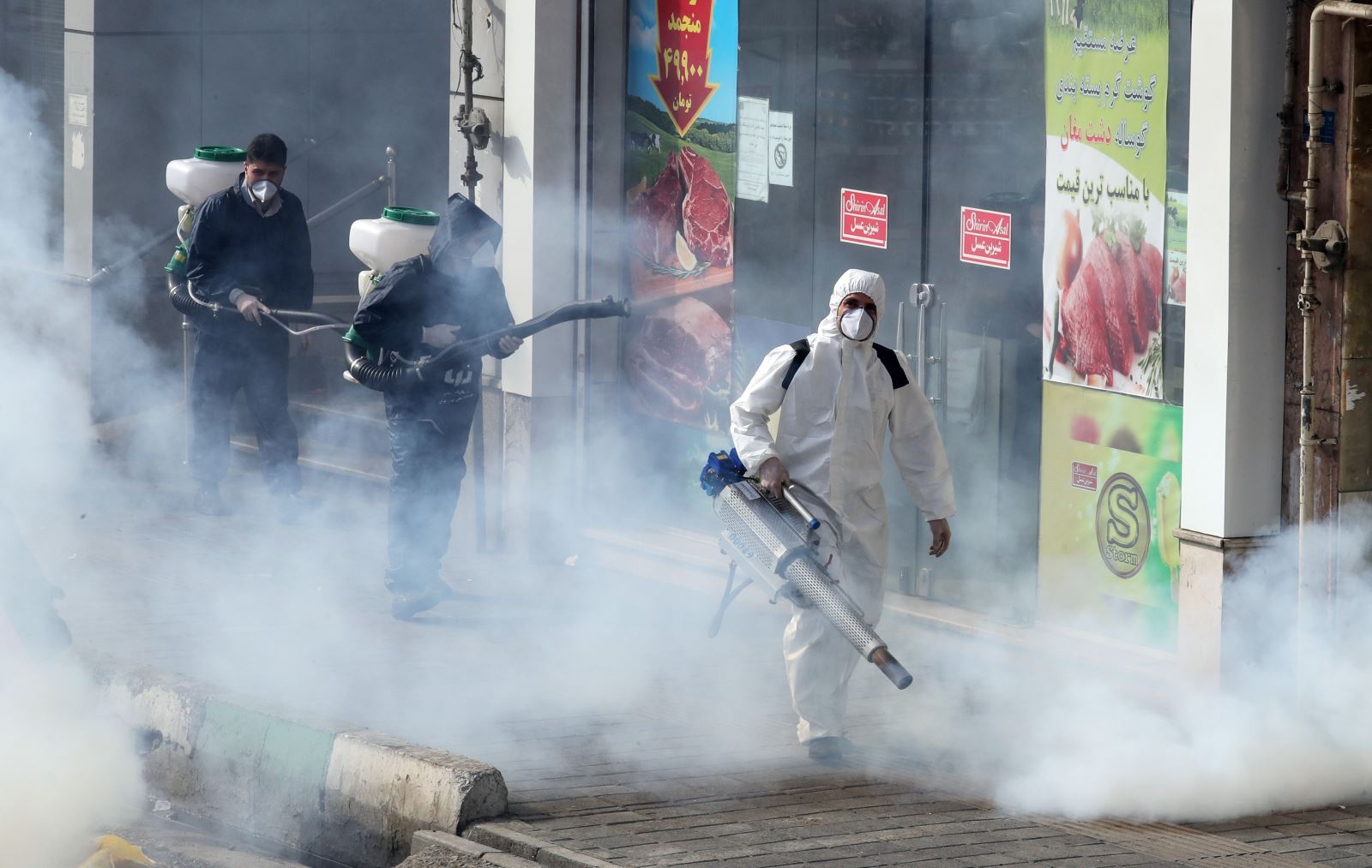 Nhân viên y tế khử trùng tại Iran. Ảnh: AFP