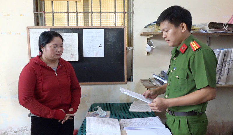 Cơ quan Công an tống đạt các quyết định khởi tố bà Trần Thị Thúy Oanh về tội lừa đảo chiếm đoạt tài sản.