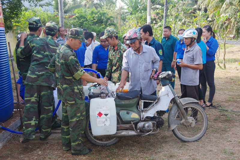 Cán bộ đoàn viên thanh niên và cán bộ, chiến sĩ đơn vị đã hỗ trợ lấy nước cho bà con