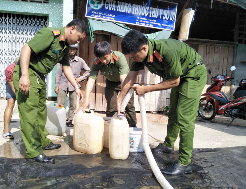 Cán bộ chiến sĩ Công an huyện cấp nước sinh hoạt cho nhân dân.