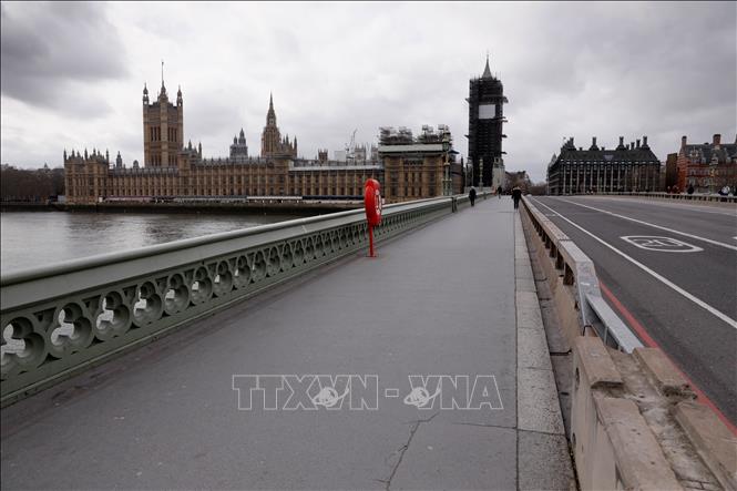 Cảnh vắng lặng trên cây cầu Westminster ở London, Anh ngày 18-3-2020. Ảnh: THX/TTXVN