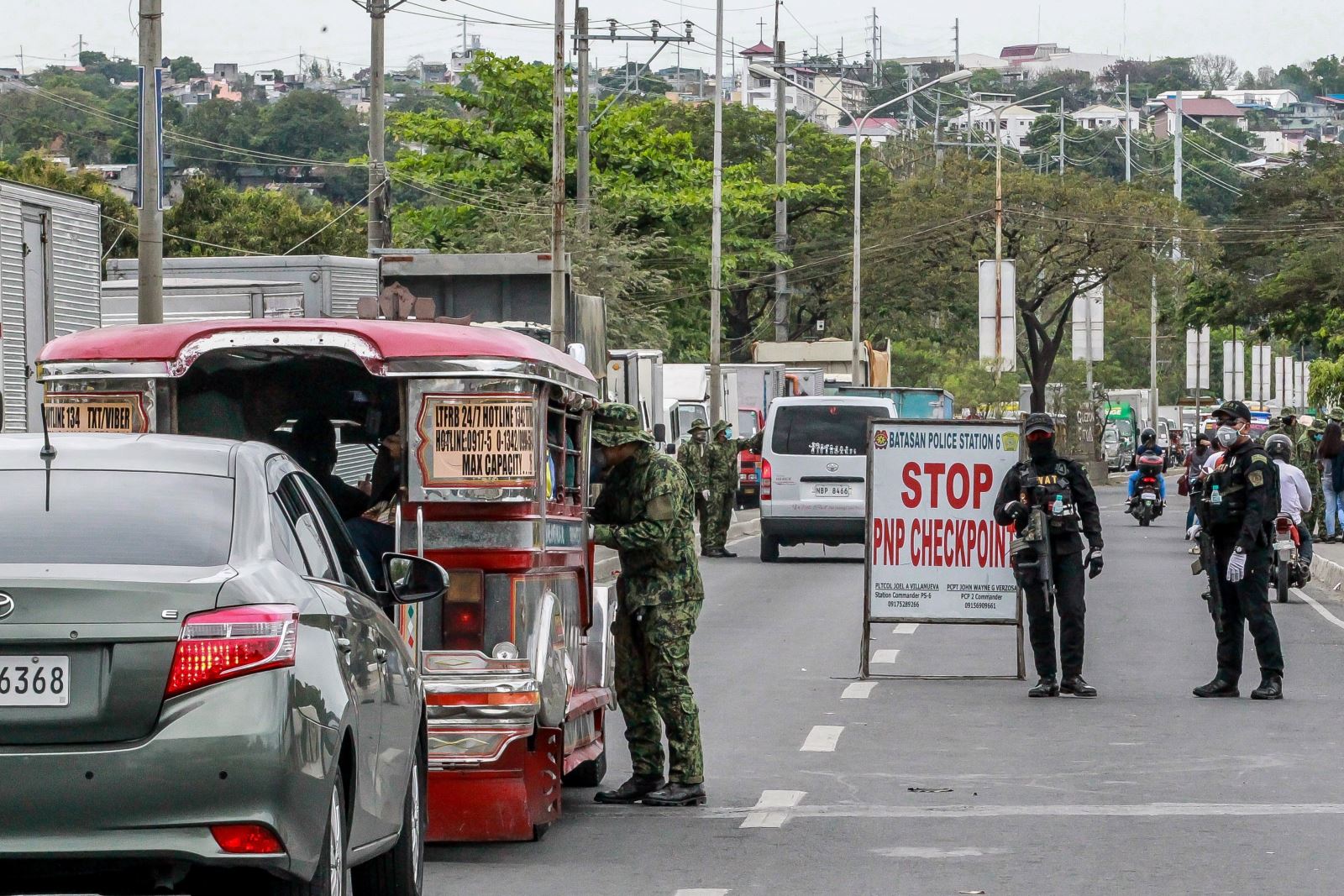 Cảnh sát kiểm tra thân nhiệt của người dân tại một điểm kiểm soát ở Quezon, Philippines ngày 16-3-2020, nhằm ngăn chặn sự lây lan của COVID-19. Ảnh: THX/ TTXVN