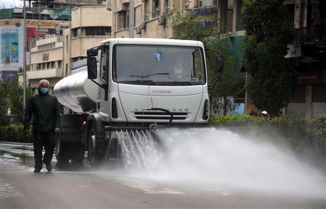 Phun khử trùng một đường phố ở thủ đô Damascus, Syria nhằm ngăn chặn sự lây lan của dịch COVID-19 ngày 20-3-2020. Ảnh: THX/TTXVN