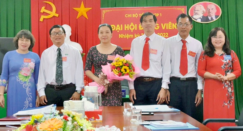 Phó bí thư Đảng ủy Khối Đỗ Thị Mai (bìa phải) đến dự và chúc mừng đại hội chi bộ trực thuộc đảng bộ cơ sở Ngân hàng TMCP Công Thương Việt Nam Chi nhánh Bến Tre. Ảnh: Đỗ Mai